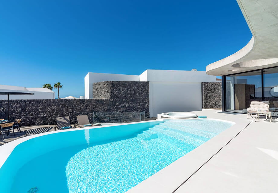 Luxury Beachfront Villa Escape